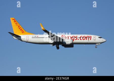 Turkish Pegasus Airlines Boeing 737-800 mit Registrierung TC-AMP im Kurzfinale für die Startbahn 05R des Düsseldorfer Flughafens. Stockfoto