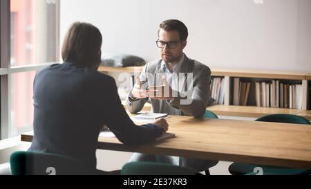 Zwei erfolgreiche männliche Partner verhandeln Projektideen im Sitzungssaal. Stockfoto