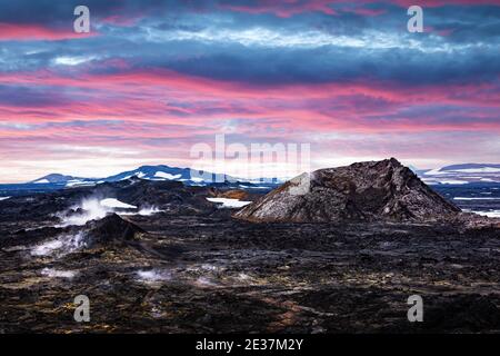 Unglaublicher Sonnenuntergang Blick auf Reeky Lavas Feld im geothermischen Tal Leirhnjukur, in der Nähe von Krafla Vulkan, Island. Landschaftsfotografie Stockfoto