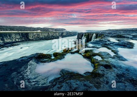 Farbenfroher Sonnenaufgang am berühmten Selfoss Wasserfall, Jokulsargljufur Nationalpark, Island. Landschaftsfotografie Stockfoto