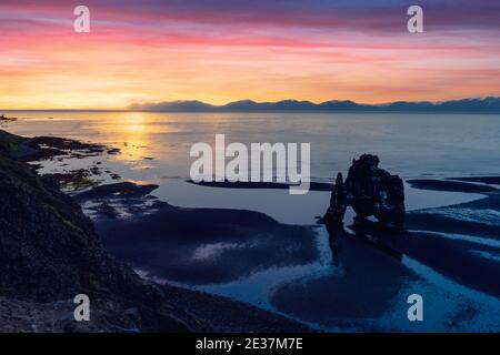 Basaltstapel Hvitserkur auf der Halbinsel Vatnsnes, Island, Europa bei Ebbe. Großer lila Himmel leuchtet auf dem Hintergrund. Landschaftsfotografie Stockfoto