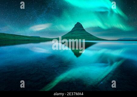 Aurora borealis Nordlichter über Kirkjufell Berg volkano. Erstaunliche Nachtszene in der Nähe des berühmten Kirkjufell Wasserfalls, Island. Landschaftsfotografie Stockfoto