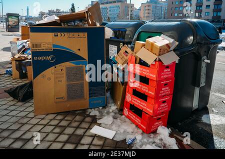 Madrid, Spanien - 17. Januar 2021: Eine Woche nach dem Wintersturm Filomena stapelt sich Müll auf den Straßen von Madrid, Spanien. Müllwagen sind nicht in der Lage, Sammlungen nach dem Sturm und Müll bleibt in der ganzen Stadt angehäuft, überfüllt öffentlichen und Haushaltsmüll Stockfoto