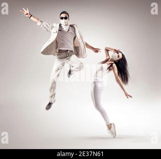 Zwei talentierte Tänzer tragen wiederverwendbare Hygienemasken Stockfoto