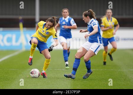 Rebecca Holloway (rechts) von Birmingham City und Kayleigh Green von Brighton und Hove Albion kämpfen während des FA Women's Super League-Spiels im SportNation.bet Stadium in Birmingham um den Ball. Stockfoto