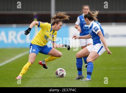 Rebecca Holloway (rechts) von Birmingham City und Kayleigh Green von Brighton und Hove Albion kämpfen während des FA Women's Super League-Spiels im SportNation.bet Stadium in Birmingham um den Ball. Stockfoto