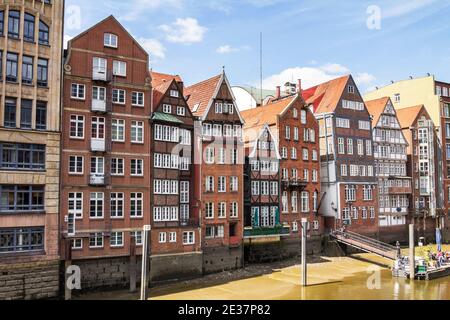 Hamburg, Deutschland : historische Gebäude am Ufer des Nikolaifleet-Kanals am klaren Sommertag Stockfoto