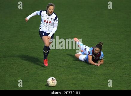 Gemma Davison von Tottenham Hotspur (links) und Laura Vetterlein von West Ham United kämpfen während des FA Women's Super League-Spiels im Chigwell Construction Stadium, London, um den Ball. Stockfoto