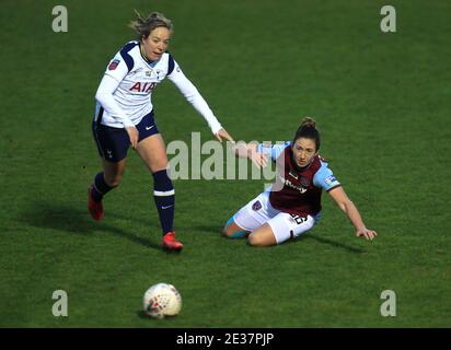 Gemma Davison von Tottenham Hotspur (links) und Laura Vetterlein von West Ham United kämpfen während des FA Women's Super League-Spiels im Chigwell Construction Stadium, London, um den Ball. Stockfoto