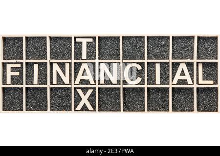 Mit Plywood Letters auf Black Deco Sand die Worte FINANZ und STEUER in Holz Sammelbox, die in der Draufsicht auf weißem Hintergrund. Stockfoto