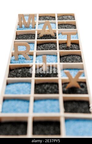 Low-Winkel-Ansicht einer Holzkiste mit quadratischen Fächern rechteckige Fächer mit blauen oder schwarzen dekorativen Sand gefüllt. Stockfoto