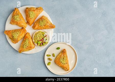 Süßigkeiten arabisches Dessert Baklava, Warbat, Kunafa, Kadayif mit Pistazien und Käse. Draufsicht, Kopierbereich Stockfoto