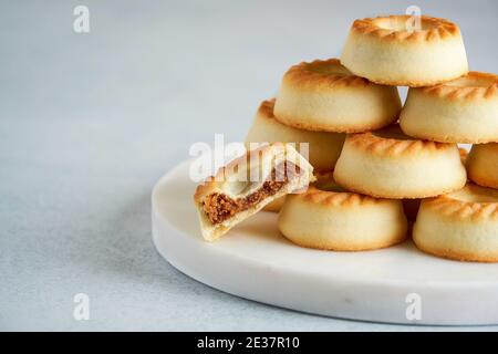 Traditionelle arabische Süßigkeiten. Maamoul Cookies mit Daten .Close Up Stockfoto