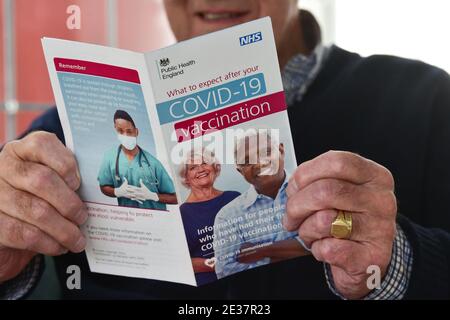 National Health Service NHS öffentliche Informationsbroschüre an die Empfänger gegeben Des Coronavirus COVID-19 Impfjab bei Ärzten Chirurgie in Sussex England Großbritannien Stockfoto