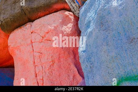 Detail der Steine des belgischen Künstlers Jean Vérame in der Nähe von Tafraoute, Marokko Stockfoto