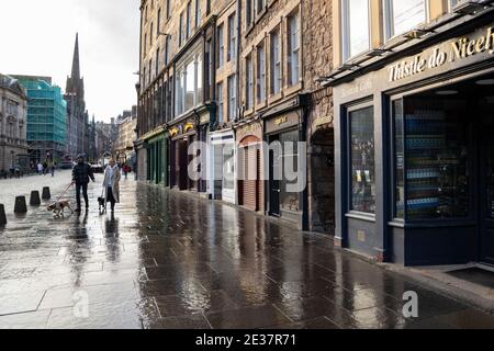 Edinburgh, Schottland, Großbritannien. 17. Januar 2021. Am ersten Sonntag nach Verschärfung der nationalen Sperrregeln in Schottland bleiben die Straßen der Altstadt im Stadtzentrum von Edinburgh sehr ruhig, es gibt keine Geschäfte und nur ein paar Cafés, die Getränke und Speisen zum Mitnehmen anbieten. Iain Masterton/Alamy Live News Stockfoto