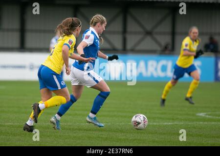 Solihull, West Midlands, Großbritannien. Januar 2021. WSL: BCFC / Brighton und Hove Albion. Blues-Stürmer Claudia Walker nimmt den Ball nach vorne. Kredit: Peter Lopeman/Alamy Live Nachrichten Stockfoto