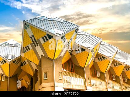 Würfelhäuser oder Kubuswoningen auf Niederländisch sind eine Reihe innovativer Häuser, die vom Architekten Piet Blom entworfen und in Rotterdam, Niederlande, gebaut wurden Stockfoto