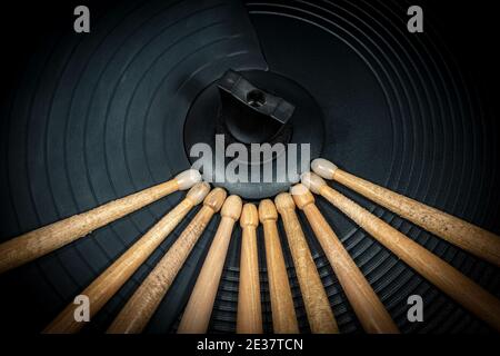 Extreme Nahaufnahme einer Gruppe von hölzernen Drumsticks auf einem schwarzen Becken eines elektronischen Schlagzeug, Percussion Instrument. Stockfoto