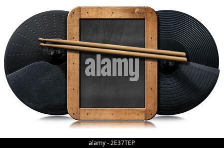 Zwei schwarze Becken eines elektronischen Drumkits, ein Paar hölzerne Drumsticks und eine leere Tafel mit Kopierraum, isoliert auf weißem Hintergrund. Stockfoto