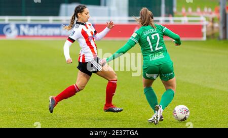 Burton Upon Trent, Großbritannien. Januar 2021. Rhema Lord-Mears (#12 Sheffield United) übt Druck auf Hayley Crackle (#12 Coventry United) während des FA Women's Championship Spiels zwischen Sheffield United und Coventry United im St. George's Park in Burton Upon Trent, England aus. Kredit: SPP Sport Presse Foto. /Alamy Live Nachrichten Stockfoto