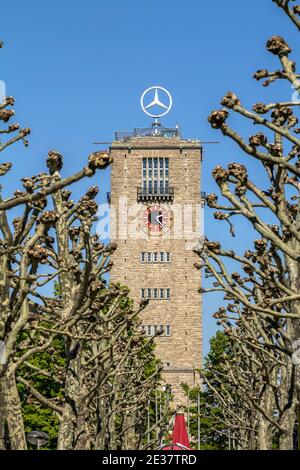 STUTTGART, DEUTSCHLAND : der Turm des Stuttgarter Hauptbahnhofs mit dem drehbaren Mercedes-Benz Logo in Stuttgart. Das Gebäude ist eines der wichtigsten Stuttgarter Gebäude Stockfoto