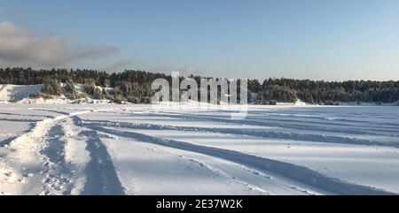 Schöne Winterlandschaft: Panoramalandschaft bei sonnigem Tag Stockfoto