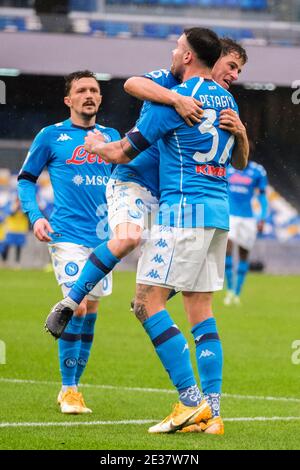 SSC Napoli deutscher Mittelfeldspieler Diego Demme feiert nach einem Tor mit SSC Napoli italienischen Stürmer Andrea Petagna während der Serie A Fußballspiel SSC Napoli gegen ACF Fiorentina. Napoli gewann 6-0 Stockfoto