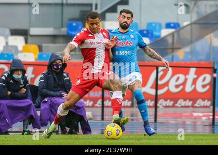 Fiorentinas brasilianischer Verteidiger Igor (L) fordert den Ball mit SSC Napoli's albanischen Verteidiger Elseid Hysaj während des Serie A Fußballspiels SSC Napoli gegen ACF Fiorentina. Napoli gewann 6-0 Stockfoto