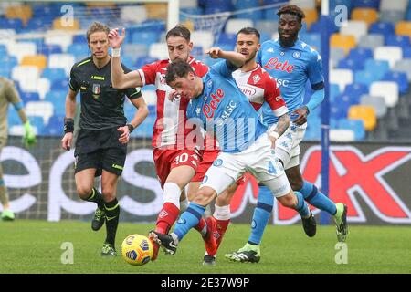 Fiorentinas italienischer Mittelfeldspieler Gaetano Castrovilli (L) fordert den Ball mit SSC Napoli's deutschem Mittelfeldspieler Diego Demme während des Serie A Fußballspiels SSC Napoli gegen ACF Fiorentina. Napoli gewann 6-0 Stockfoto