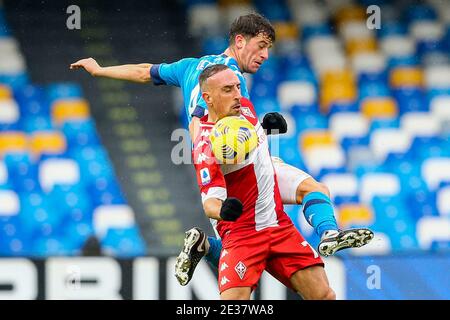 SSC Napoli deutschen Mittelfeldspieler Diego Demme Herausforderungen für den Ball mit Fiorentina Französisch Stürmer Frank Ribery während der Serie A Fußballspiel SSC Napoli gegen ACF Fiorentina. Napoli gewann 6-0 Stockfoto