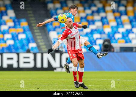 SSC Napoli deutschen Mittelfeldspieler Diego Demme Herausforderungen für den Ball mit Fiorentina Französisch Stürmer Frank Ribery während der Serie A Fußballspiel SSC Napoli gegen ACF Fiorentina. Napoli gewann 6-0 Stockfoto