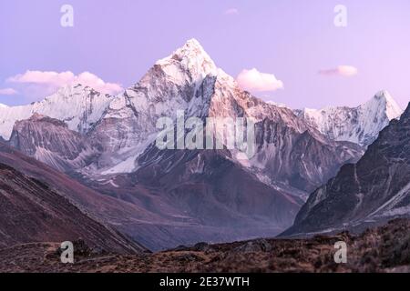 AMA Dablam im lila Dunst eines wunderschönen Himalaya-Sonnenuntergangs. Stockfoto