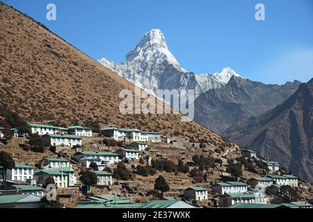 AMA Dablam mit Blick auf das Dorf Khumjung. Stockfoto