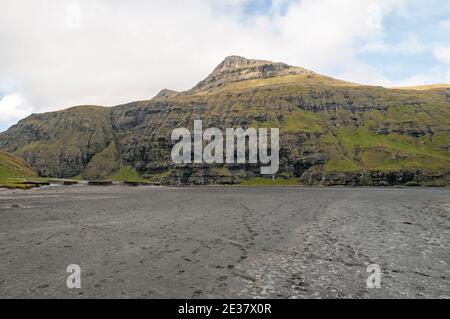 Schwarzer Sandstrand in Pollurinn Bucht. Stockfoto