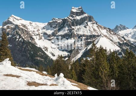 Schmelzender Schnee auf dem Hahnengrat oberhalb von Engelberg. Stockfoto