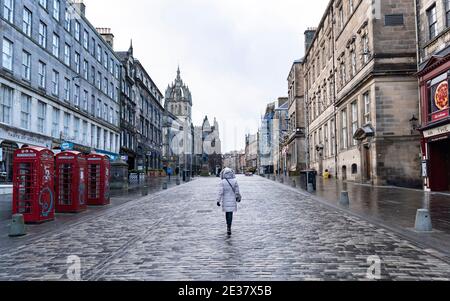 Edinburgh, Schottland, Großbritannien. 17. Januar 2021. Am ersten Sonntag nach Verschärfung der nationalen Sperrregeln in Schottland die Straßen der Altstadt in Edinb Stockfoto