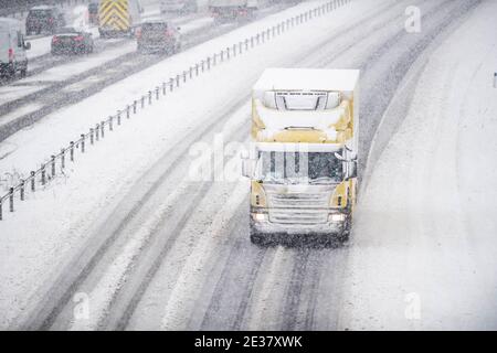 Autobahn A1, Grafschaft Durham, Großbritannien. Freitag, 8. Januar 2021: Leute steigen aus ihren Autos, um zu sehen, was auf der A1M Autobahn in der Grafschaft Durham los ist c Stockfoto