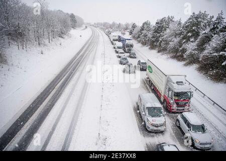 Autobahn A1, Grafschaft Durham, Großbritannien. Freitag, 8. Januar 2021: Die Autobahn A1M in der Grafschaft Durham ist derzeit gesperrt mit Verkehr Schlange für Meilen als m Stockfoto