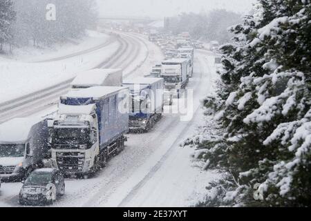 Autobahn A1, Grafschaft Durham, Großbritannien. Freitag, 8. Januar 2021: Die Autobahn A1M in der Grafschaft Durham ist derzeit gesperrt mit Verkehr Schlange für Meilen als m Stockfoto