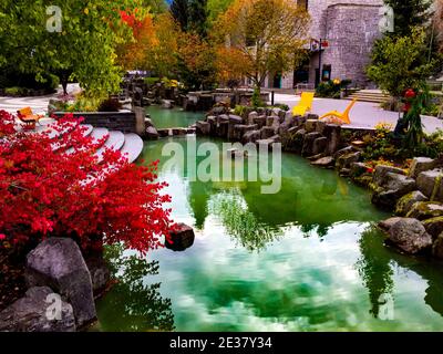 Whistler, BC Kanada - 20. September 2016: Skulpturen Straße - und Flusslandschaft im Herzen des Whistler Olympic Village. Stockfoto