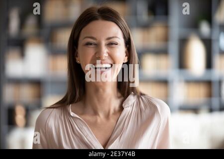 Kopfaufnahme Porträt überglücklich Frau lachend, zu Hause stehend Stockfoto