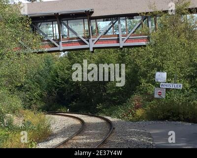 Whistler, BC, Cananda - 21. September 2016: Verzerrtes perspektivisches Panorama von Eisenbahngleisen, die durch Whistler, nahe Alpha Lake, führen. Tracks sind Teil Stockfoto