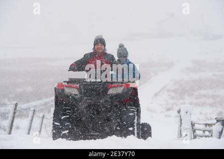 Middleton in Teesdale, County Durham , Großbritannien. Dienstag, 5. Januar 2021: Schwerer Schnee setzte sich am Morgen in Teilen der Grafschaft Durham fort. Weit Stockfoto