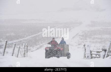 Middleton in Teesdale, County Durham , Großbritannien. Dienstag, 5. Januar 2021: Schwerer Schnee setzte sich am Morgen in Teilen der Grafschaft Durham fort. Weit Stockfoto