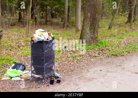 Müllabfuhr im Park voller Müll. Frühling Sommerzeit. Schonen Sie die Umwelt Stockfoto