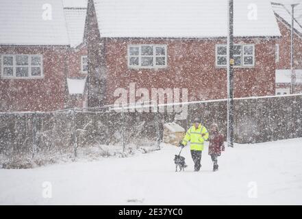 Tow Law, County Durham, Großbritannien. Sonntag, 3. Januar 2021: Grauer kämpfen heute Morgen, um die Straßen im Dorf Tow Low in der Grafschaft Durham in Bewegung zu halten Stockfoto