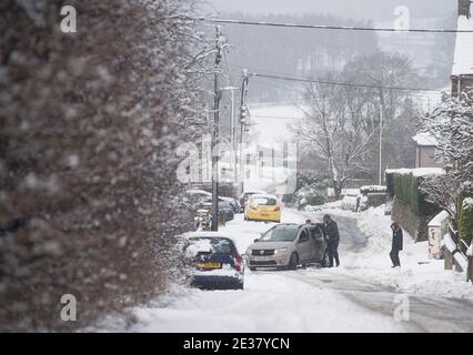 Tow Law, County Durham, Großbritannien. Sonntag, 3. Januar 2021: Grauer kämpfen heute Morgen, um die Straßen im Dorf Tow Low in der Grafschaft Durham in Bewegung zu halten Stockfoto