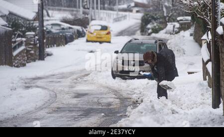 Tow Law, County Durham, Großbritannien. Sonntag, 3. Januar 2021: Grauer kämpfen heute Morgen, um die Straßen im Dorf Tow Low in der Grafschaft Durham in Bewegung zu halten Stockfoto