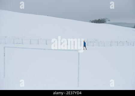 Tow Law, County Durham, Großbritannien. Sonntag, 3. Januar 2021: Grauer kämpfen heute Morgen, um die Straßen im Dorf Tow Low in der Grafschaft Durham in Bewegung zu halten Stockfoto